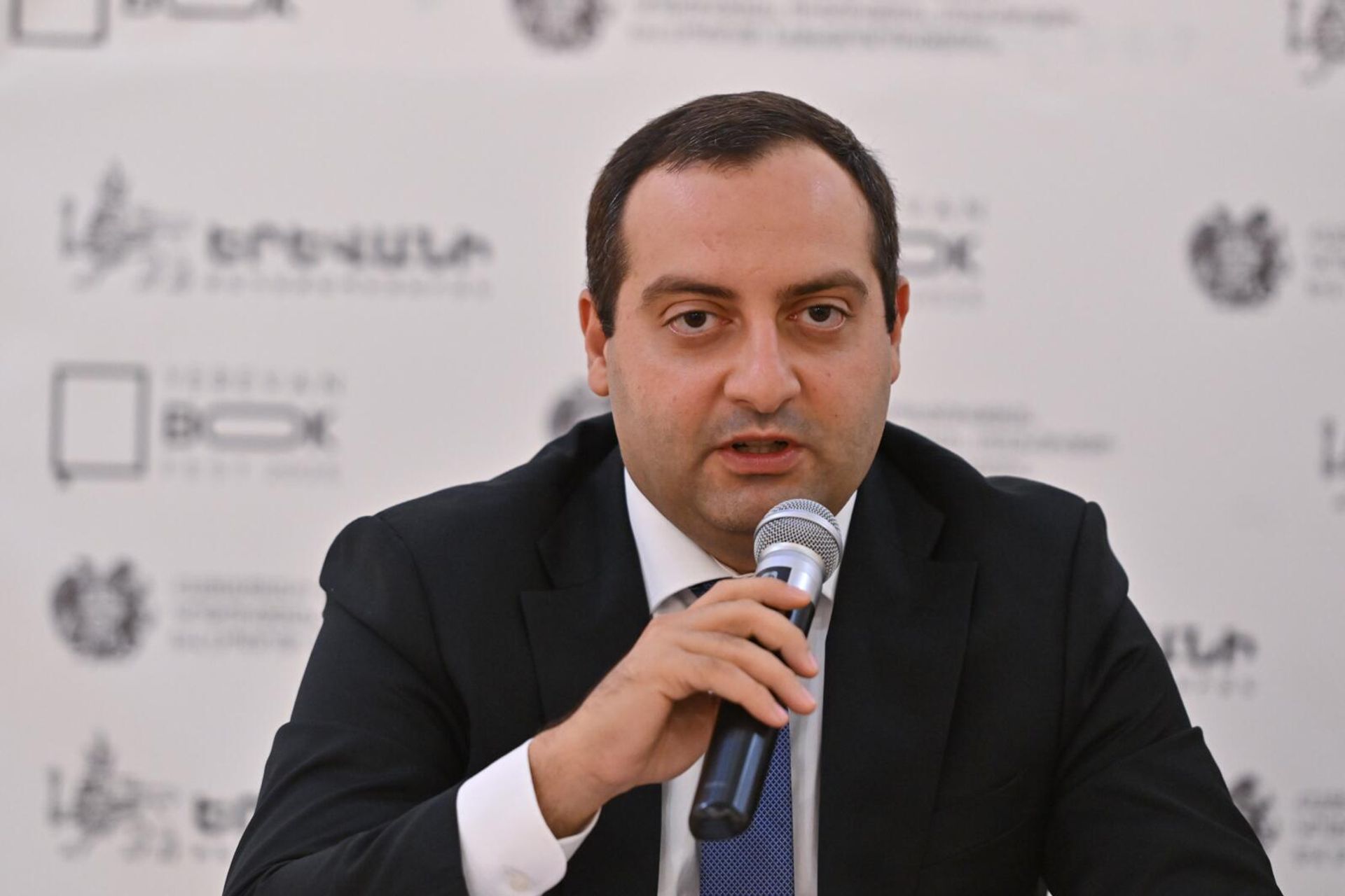 Заместитель мэра Еревана Левон Ованнисян на пресс-конференции, посвященной 8-му Ереванскому международному книжному фестивалю (3 сентября 2025). Еревaн Заместитель мэра Еревана Левон Ованнисян на пресс-конференции, посвященной 8-му Ереванскому международному книжному фестивалю (3 сентября 2025). Еревaн - Sputnik Армения, 1920, 03.09.2025