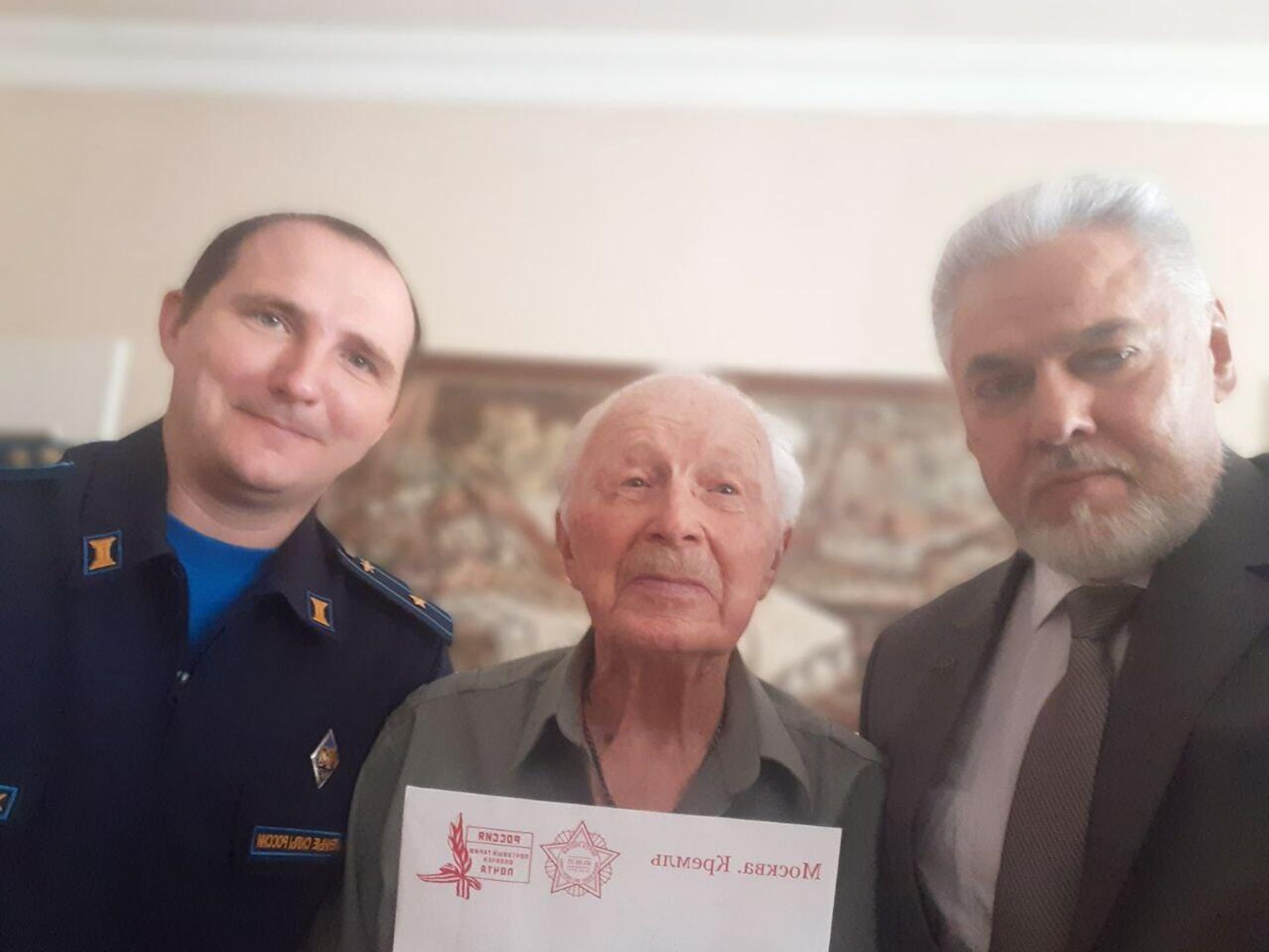 Передача персонального поздравления от Президента РФ В.В.Путина заслуженному ветерану Великой Отечественной войны Владимиру Романовичу Рапацкому - Sputnik Армения, 1920, 03.09.2025