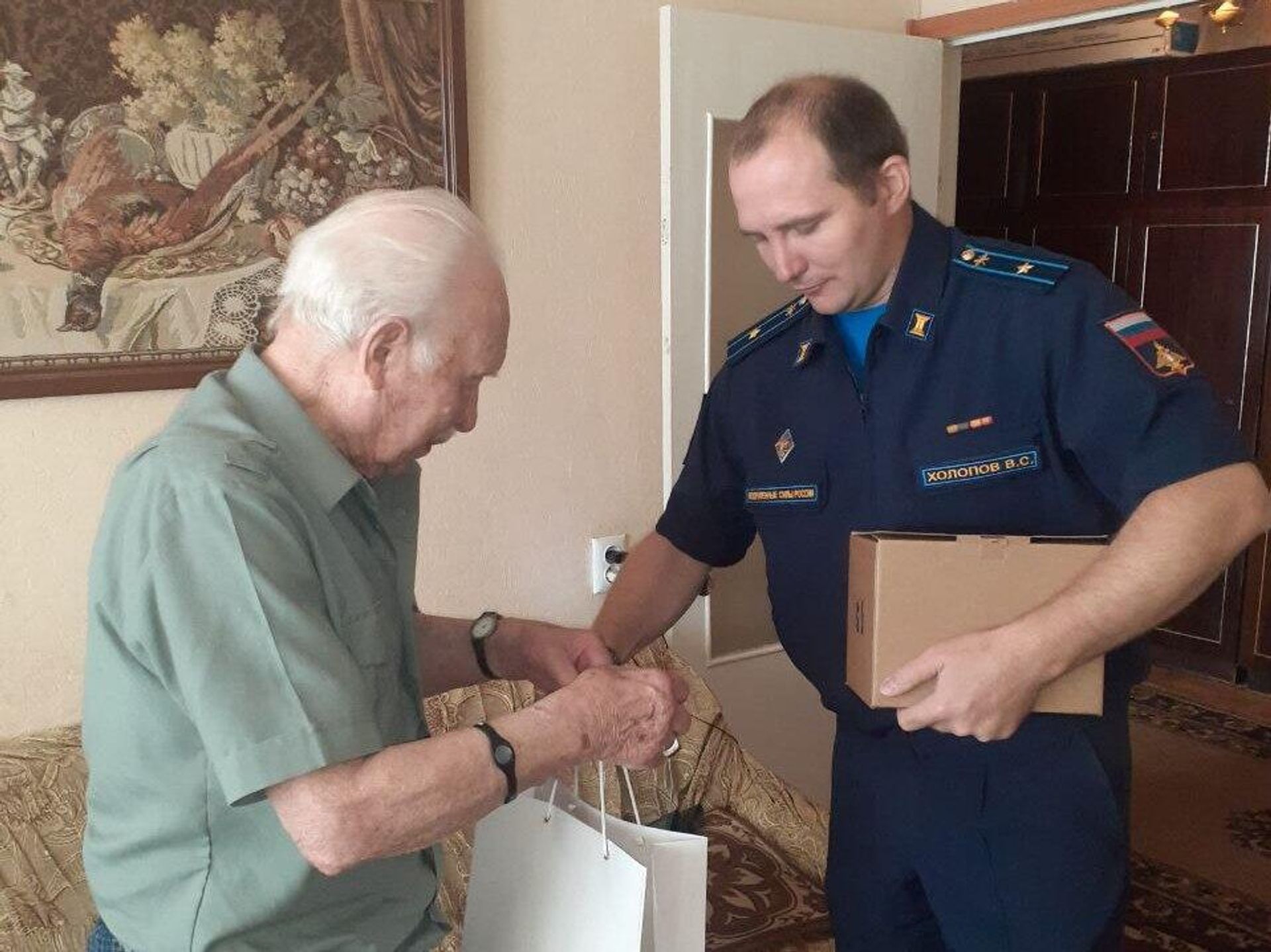 Передача персонального поздравления от Президента РФ В.В.Путина заслуженному ветерану Великой Отечественной войны Владимиру Романовичу Рапацкому - Sputnik Армения, 1920, 03.09.2025