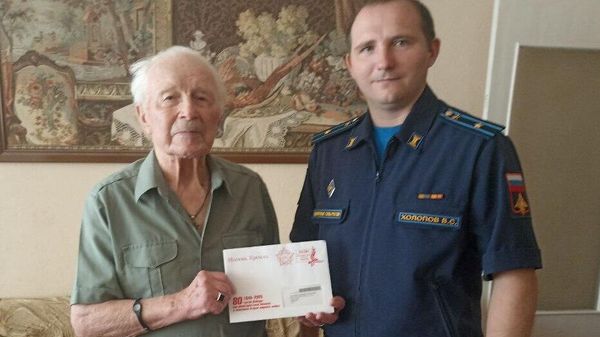 С.г. консул-советник Генерального консульства России в Гюмри Ю.Н.Ковалько торжественно передал персональное поздравление от Президента РФ Владимира Путина заслуженному ветерану ВОВ Владимиру Романовичу Рапацкому по случаю 80-й годовщины Победы над милитаристской Японией и окончания Второй мировой войны (3 сентября 2025). Гюмри - Sputnik Армения