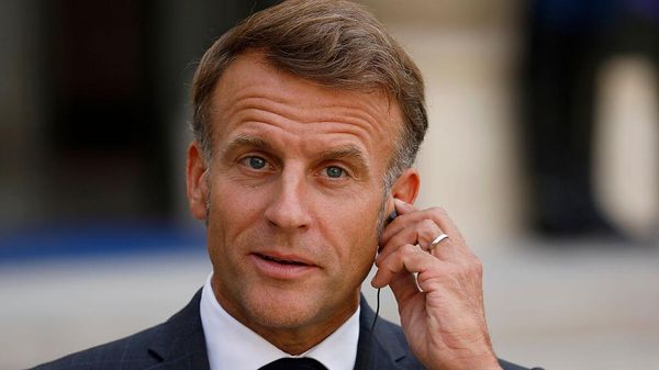 Президент Франции Эммануэль Макрон общается с представителями СМИ в Елисейском дворце (3 сентября 2025). Париж - Sputnik Армения