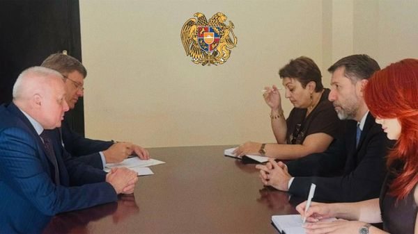 Уполномоченный по международно-правовым вопросам Карен Андреасян принял посла России Сергея Копыркина (4 сентября 2025). Еревaн - Sputnik Армения