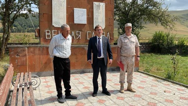 С.А.Болотников, житель села Привольное общины Ташир и внук героя ВОВ  И.И.Митрофанова, погибшего в 1944 году в боях за Крым, получил медаль За боевые заслуги (4 сентября 2025). Ширак - Sputnik Армения