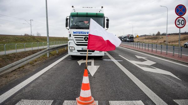Польские фермеры заблокировали грузовой автомобиль на дороге, ведущей к украинскому пограничному переходу в Медыке (23 ноября 2024). Польша - Sputnik Армения