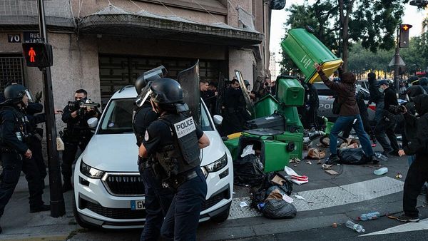 Столкновения между полицией и протестующими (10 сентября 2025). Париж - Sputnik Армения