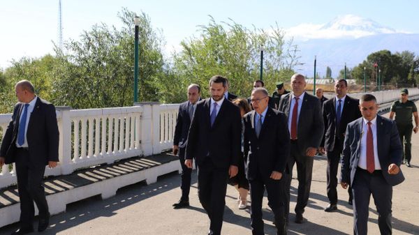 Заместитель председателя НС Рубен Рубинян встречает спецпредставителя Турции по нормализации армяно-турецких отношений Сердара Кылыча, прибывшего в Армению (12 сентября 2025).  КПП Маргара - Sputnik Армения