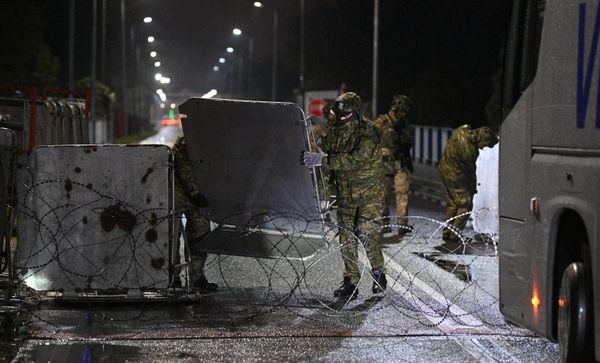 Польские пограничники обустраивают заграждение на белорусско-польской границе - Sputnik Армения