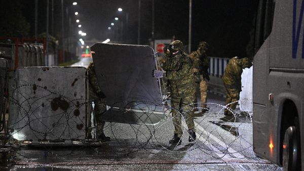 Польские пограничники обустраивают заграждение на белорусско-польской границе - Sputnik Армения