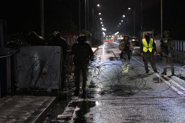 Польские пограничники обустраивают заграждение на белорусско-польской границе - Sputnik Армения