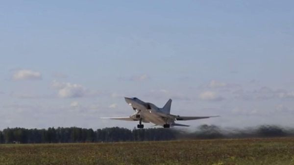 Дальние бомбардировщики Ту-22М3 ВКС России в ходе учения Запад-2025 нанесли бомбовый удар по критически важным объектам противника - Sputnik Армения