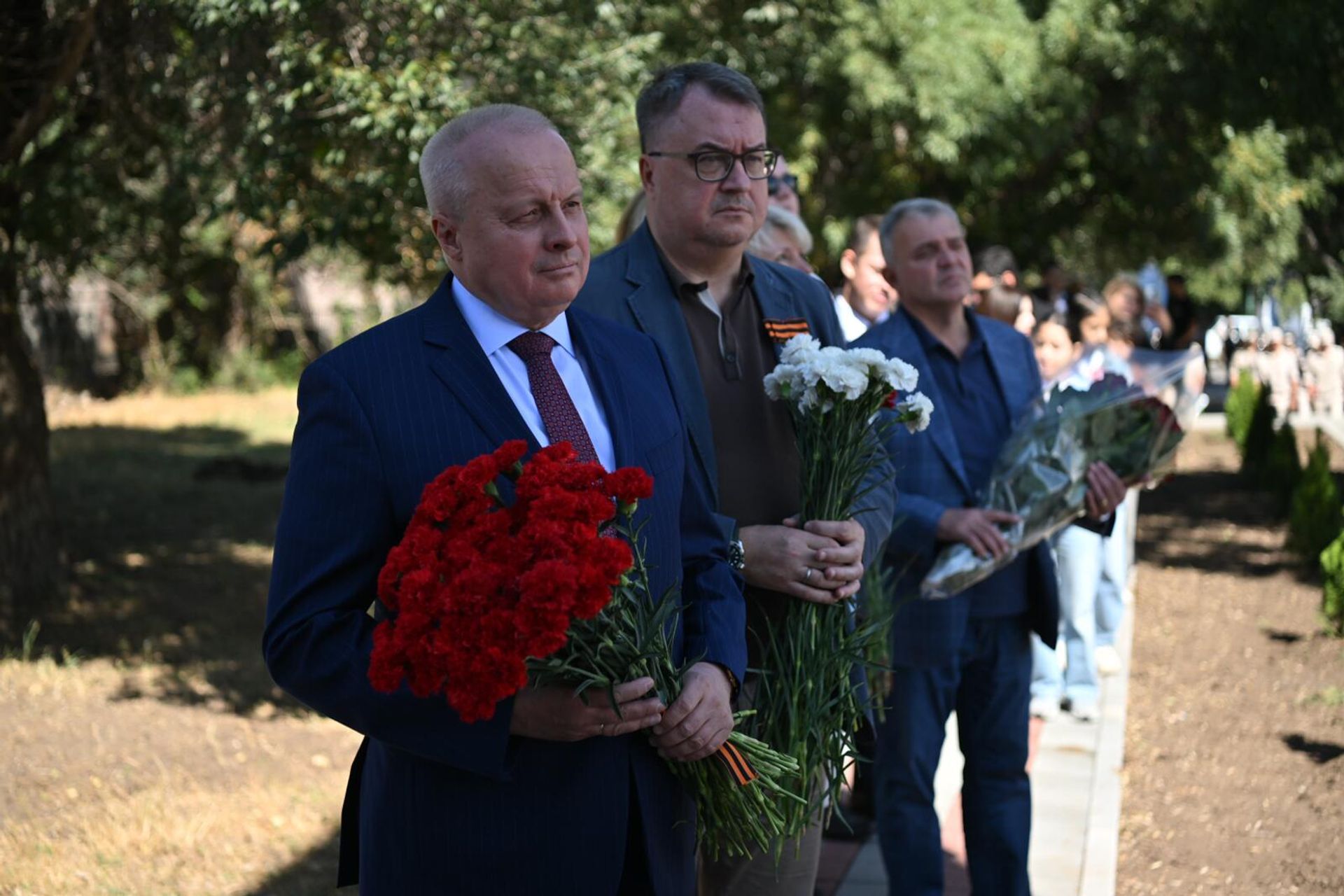 Посол РФ Сергей Копыркин и глава Россотрудничества Вадим Фефилов во время мероприятий, посвященных восстановлению мемориала памяти погибших в ВОВ (13 сентября 2025). село Фонтан, Котайкская область - Sputnik Армения, 1920, 13.09.2025