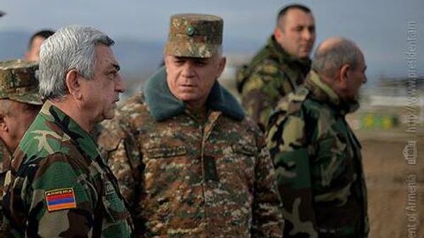 Президент Серж Саргсян и министр обороны НК Левон Мнацаканян во время мероприятия по поощрению военнослужащих (11 декабря 2016). Степанакерт - Sputnik Армения