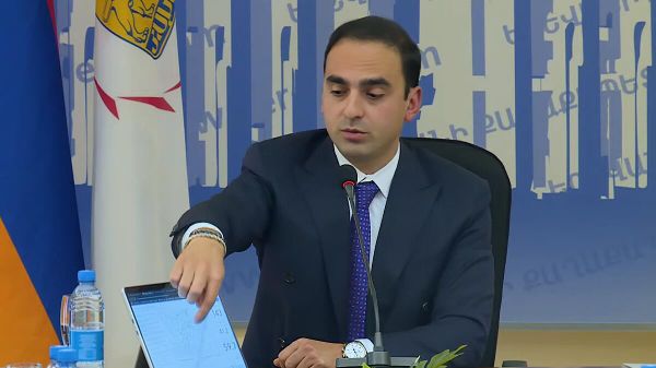Мэр Еревaна Тигран Авинян показывает платформу онлайн мониторинга загрязненного воздуха столицы во время пресс-конференции (15 сентября 2025). Еревaн - Sputnik Армения