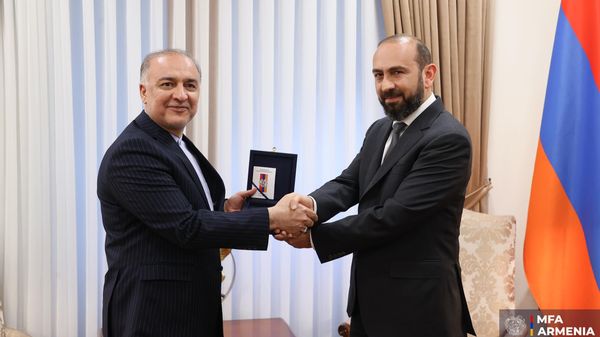 Միրզոյանը դեսպան Սոբհանիին Բարեկամության շքանշան է հանձնել - Sputnik Արմենիա