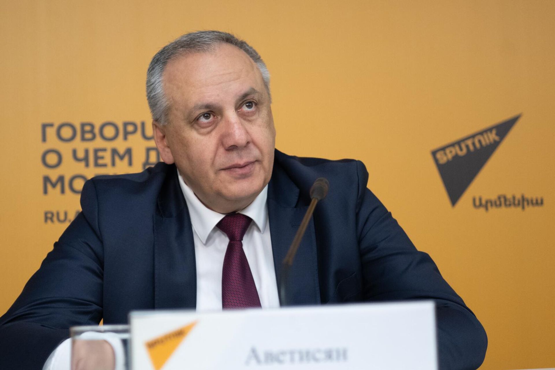 Проректор Российско-Армянского университета по науке Паркев Аветисян во время видеомоста по итогам Евразийского аналитического форума (18 сентября 2025). Еревaн - Sputnik Արմենիա, 1920, 18.09.2025