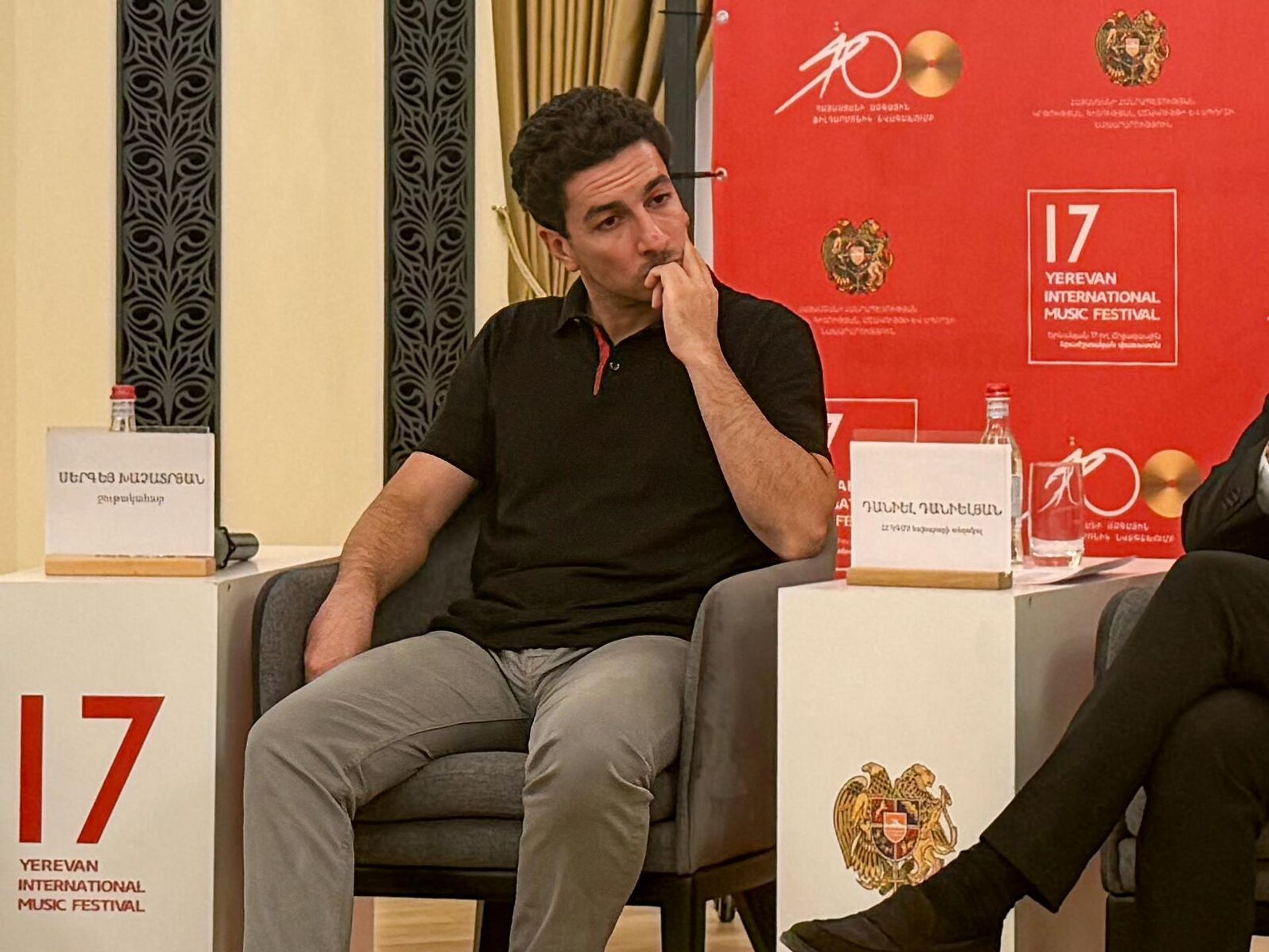Сергей Хачатрян во время пресс-конференции национального филармонического оркестра Армении по открытию 100-го юбилейного концертного сезона (18 сентября 2025). Еревaн - Sputnik Армения, 1920, 18.09.2025