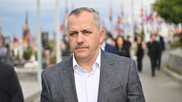 Самвел Шахраманян и другие официальные лица посетили военный пантеон Ераблур в день памяти погибших в результате агрессии ВС Азербайджана 19 сентября 2023 года, положившей начало исходу армян из Нагорного Карабаха (18 сентября 2025). Еревaн - Sputnik Армения