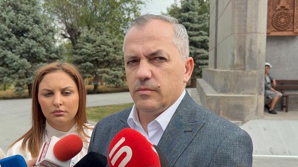 Самвел Шахраманян общается с прессой в военном пантеоне Ераблур в день памяти погибших в результате агрессии ВС Азербайджана 19 сентября 2023 года, положившей начало исходу армян из Нагорного Карабаха (18 сентября 2025). Еревaн - Sputnik Армения