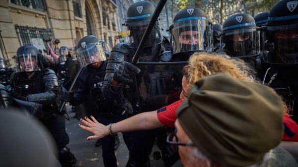 Полицейские во время продолжающихся забастовок и протестов в Париже, Франция - Sputnik Армения
