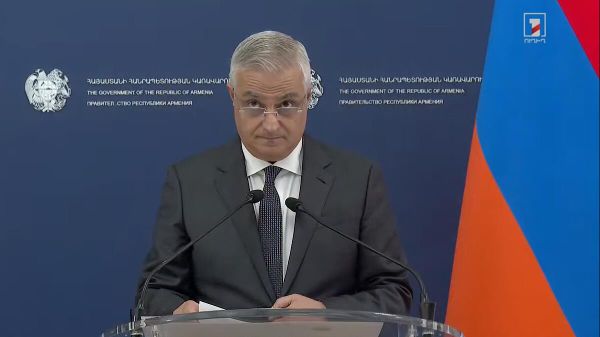 Вице-премьер Мгер Григорян во время совместного выступления с заявлением с Еврокомиссаром по вопросам расширения и политики добрососедства (19 сентября 2025). Еревaн Вице-премьер Мгер Григорян во время совместного выступления с заявлением с Еврокомиссаром по вопросам расширения и политики добрососедства (19 сентября 2025). Еревaн - Sputnik Армения