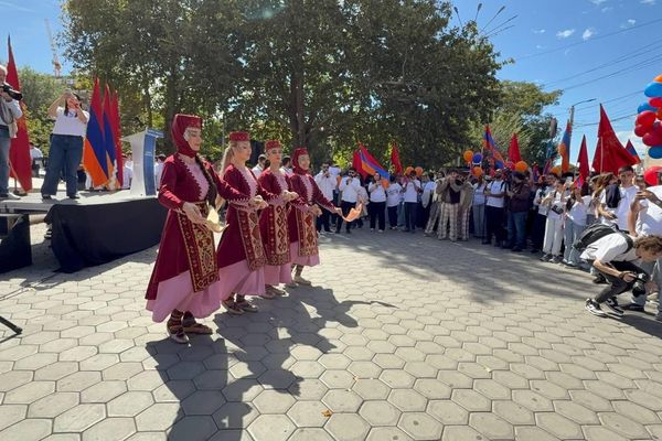 Արամ Մանուկյանի արձանի մոտ - Sputnik Արմենիա