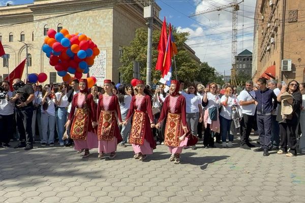 Արամ Մանուկյանի արձանի մոտ - Sputnik Արմենիա