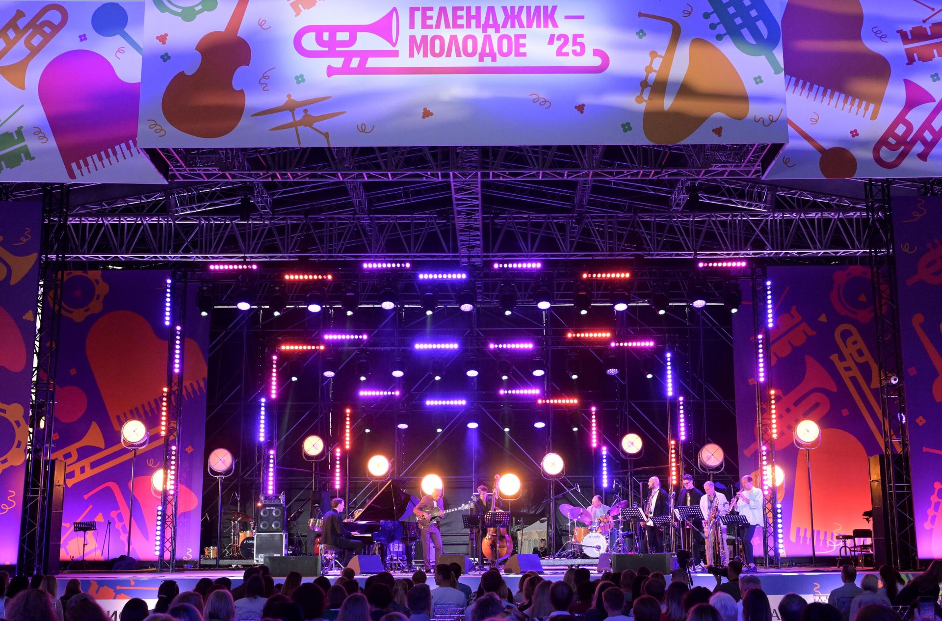 На сцене фестиваля Геленджик - Молодое выступает коллектив International Jazz Ensemble Якова Окуня На сцене фестиваля Геленджик - Молодое выступает коллектив International Jazz Ensemble Якова Окуня - Sputnik Армения, 1920, 24.09.2025