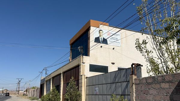 Предвыборный плакат главы общины Паракар Володи Григоряна на одном из домов (24 сентября 2025). Мердзаван - Sputnik Армения