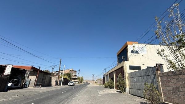Предвыборный плакат главы общины Паракар Володи Григоряна на одном из домов (24 сентября 2025). Мердзаван - Sputnik Армения