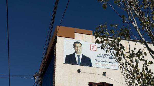 Предвыборный плакат главы общины Паракар Володи Григоряна на одном из домов (24 сентября 2025). Мердзаван - Sputnik Армения