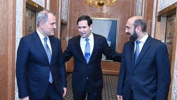 Арарат Мирзоян на встрече с Джейхуном Байрамовым и госсекретарем США Марко Рубио (24 сентября 2025). Нью-Йорк - Sputnik Армения
