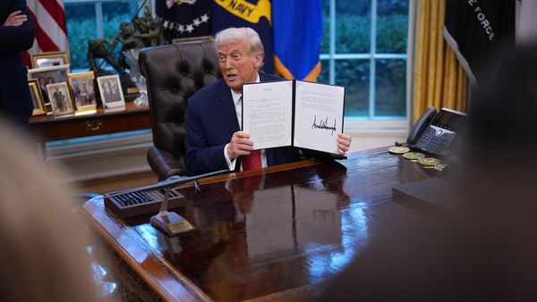 Президент США Дональд Трамп держит в руках подписанный указ о введении смертной казни в округе Колумбия в Овальном кабинете Белого дома (25 сентября 2025). Вашингтон - Sputnik Армения