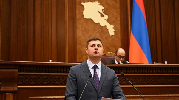 Тигран Абрамян во время парламентских слушаний по инициативе фракции Честь имею (26 сентября 2025). Еревaн - Sputnik Армения