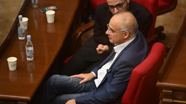 Левон Зурабян во время парламентских слушаний по инициативе фракции Честь имею (26 сентября 2025). Еревaн - Sputnik Армения