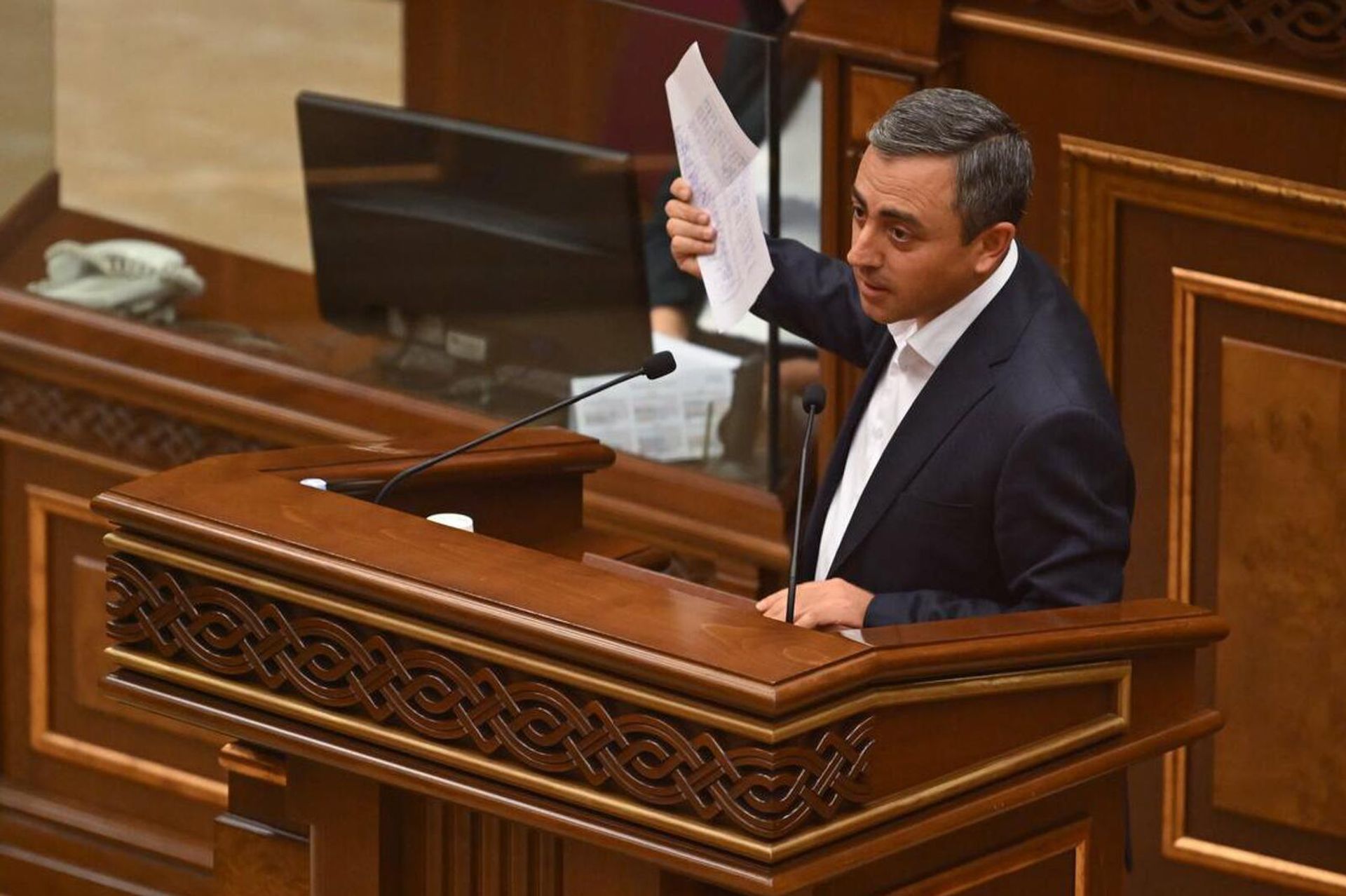 Ишхан Сагателян во время парламентских слушаний по инициативе фракции Честь имею (26 сентября 2025). Еревaн - Sputnik Արմենիա, 1920, 26.09.2025