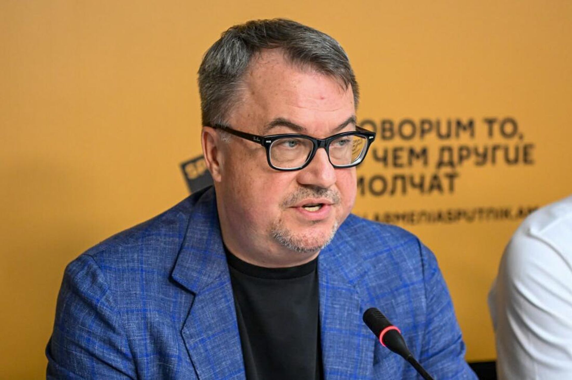 Руководитель представительства Россотрудничества в Армении Вадим Фефилов на пресс-конференции, посвященной футбольному турниру на приз Романа Березовского (26 сентября 2025). Еревaн - Sputnik Արմենիա, 1920, 26.09.2025