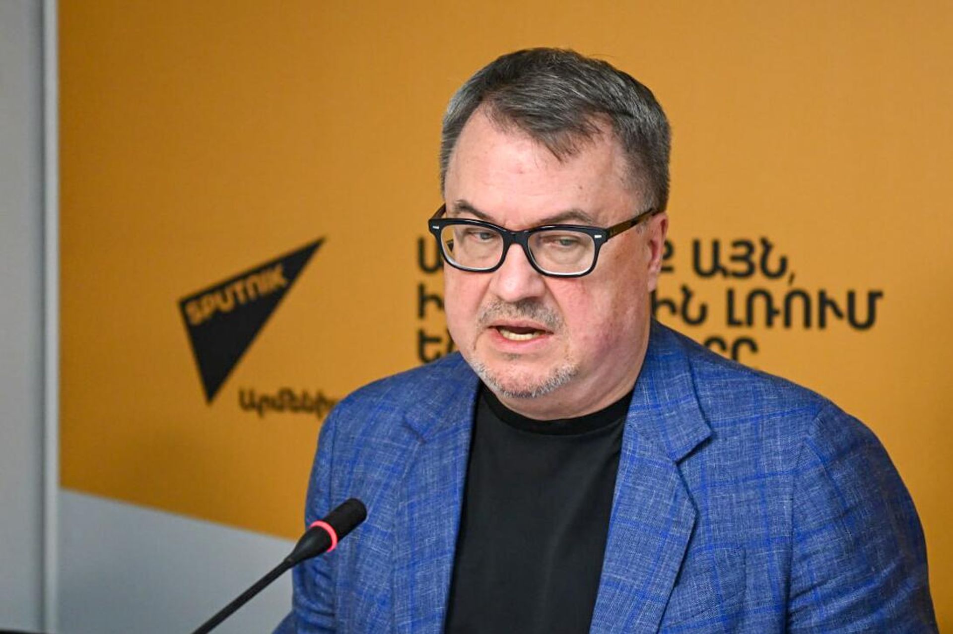 Руководитель представительства Россотрудничества в Армении Вадим Фефилов на пресс-конференции, посвященной футбольному турниру на приз Романа Березовского (26 сентября 2025). Еревaн Руководитель представительства Россотрудничества в Армении Вадим Фефилов на пресс-конференции, посвященной футбольному турниру на приз Романа Березовского (26 сентября 2025). Еревaн - Sputnik Армения, 1920, 26.09.2025