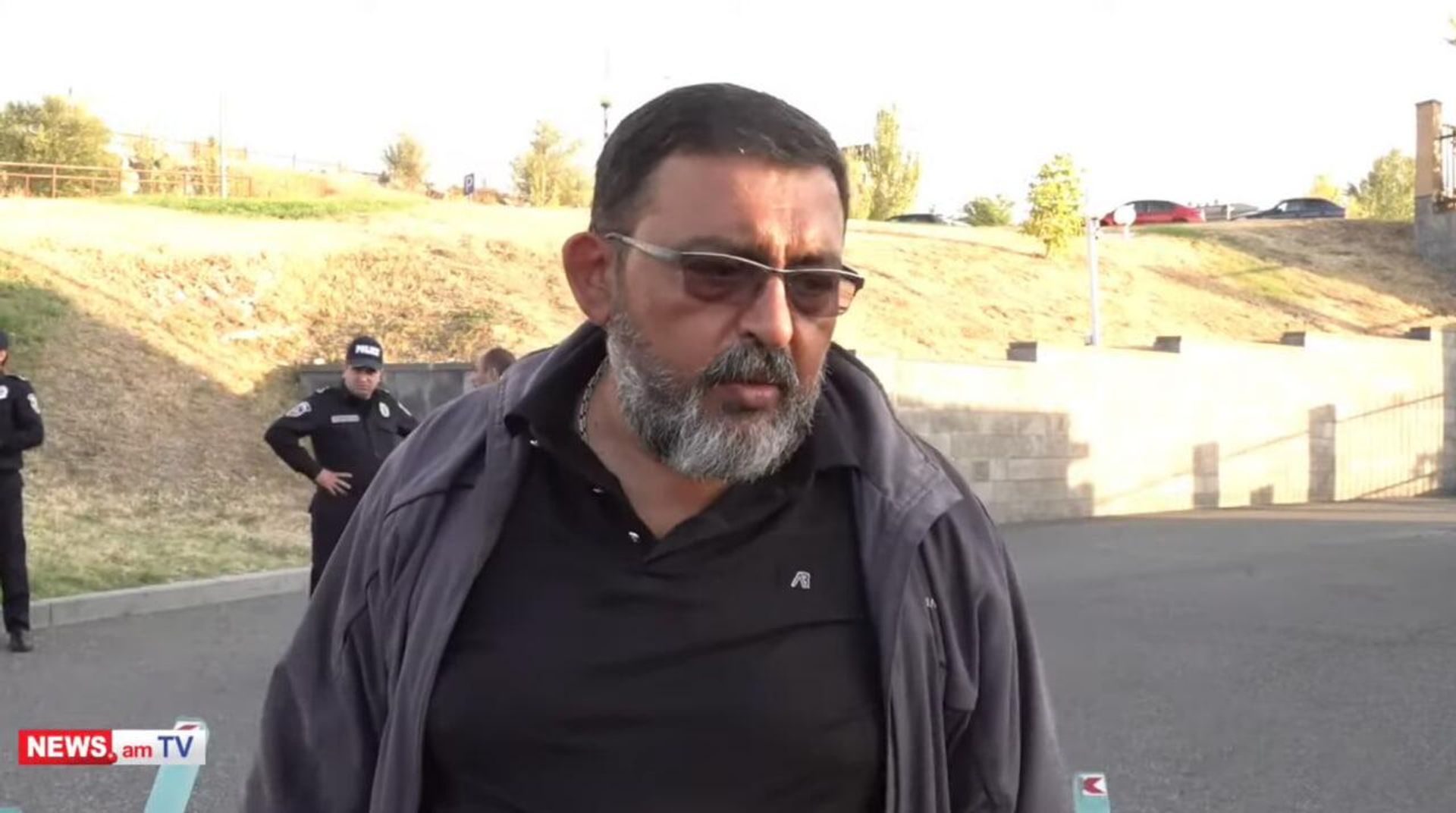 Арсен Гукасян в числе других родителей пропавших без вести военнослужащих протестует перед зданием Министерства обороны (27 сентября 2025). Еревaн - Sputnik Արմենիա, 1920, 27.09.2025