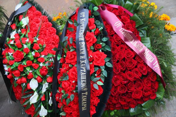 Венки у Армянской церкви Святого креста в Москве, где прошла церемония прощания с Тиграном Кеосаяном - Sputnik Армения