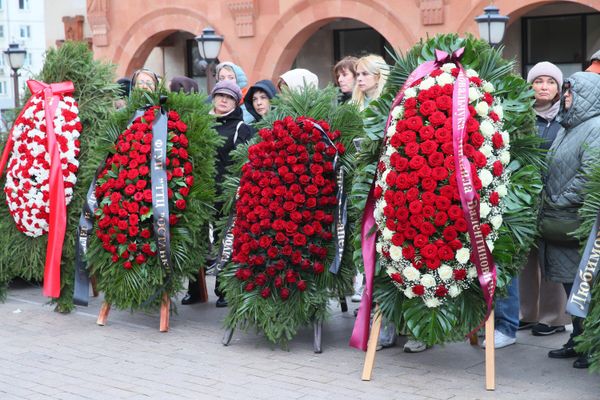 Венки у Армянской церкви Святого креста, где проходила церемония прощания с режиссером и телеведущим Тиграном Кеосаяном - Sputnik Армения