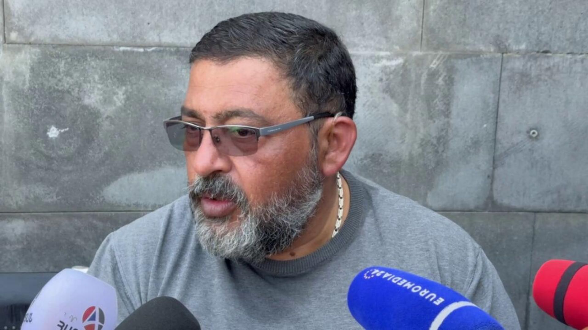 Арсен Гукасян общается с прессой во время акции протеста перед зданием Министерства обороны (29 сентября 2025). Еревaн - Sputnik Արմենիա, 1920, 10.10.2025