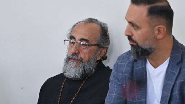 Предводитель Ширакской епархии архиепископ Микаэл Аджапахян во время судебного заседания (29 сентября 2025). Еревaн - Sputnik Армения