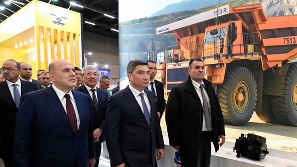 Председатель правительства РФ Михаил Мишустин и премьер-министр Казахстана Олжас Бектенов на международной промышленной выставке Иннопром (29 сентября 2025). Минск - Sputnik Армения