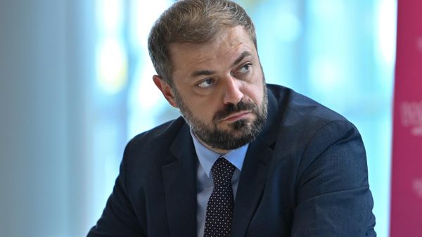 Министр экономики Геворг Папоян на пресс-конференции, посвященной официальному открытию базы Wizz Air (1 октября 2025). Еревaн - Sputnik Армения