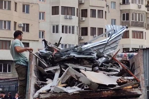 Мэрия Еревана демонтирует торговые палатки на рынке Гнуни (1 октября 2025). Еревaн - Sputnik Армения