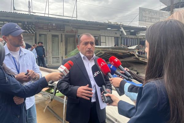 Замначальника управления градостроительства и земельного контроля мэрии Еревана Рубен Ходжаян общается с прессой на месте демонтажа торговых палаток на рынке Гнуни (1 октября 2025). Еревaн - Sputnik Армения
