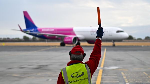 Самолет первого рейса Неаполь-Ереван авиакомпании Wizz Air (1 октября 2025). Еревaн - Sputnik Армения