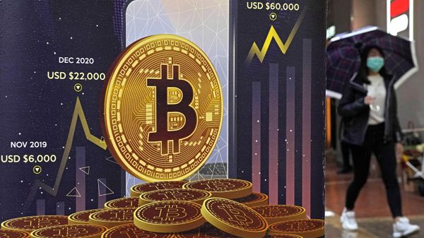 Реклама криптовалюты Bitcoin на улице Гонконга - Sputnik Армения
