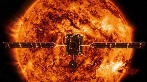 Спутник на фоне Солнца - Sputnik Армения