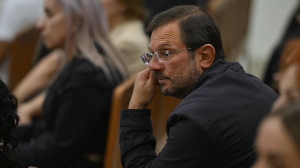 Гегам Манукян в числе зрителей на судебном заседании по делу архиепископа Баграта Галстаняна (2 октября 2025). Еревaн - Sputnik Армения